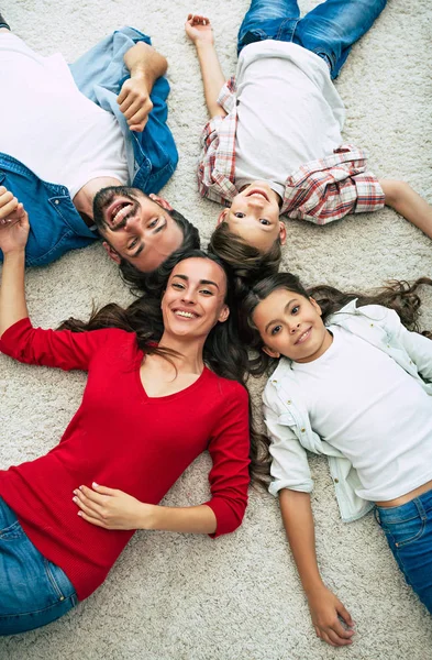 幸福的家庭躺在地板上圆的顶部视图 — 图库照片