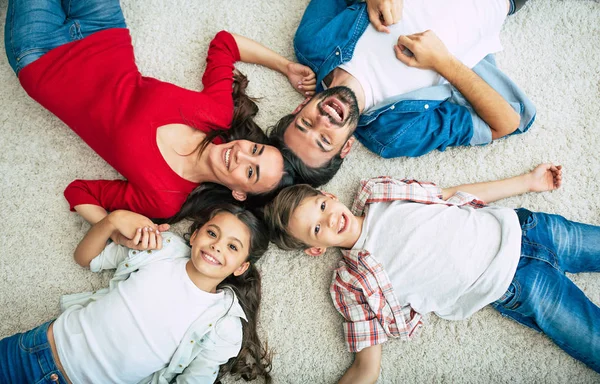 Visão Superior Família Feliz Deitada Chão Círculo — Fotografia de Stock