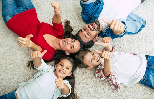 Bovenaanzicht Van Gelukkige Familie Liggend Vloer Cirkel — Stockfoto