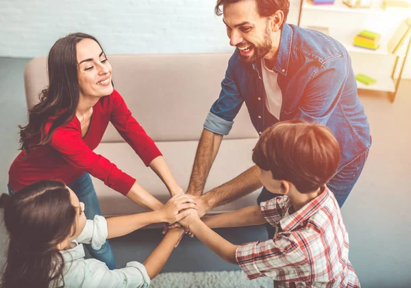 Amistosa Familia Joven Reuniendo Las Manos Círculo —  Fotos de Stock