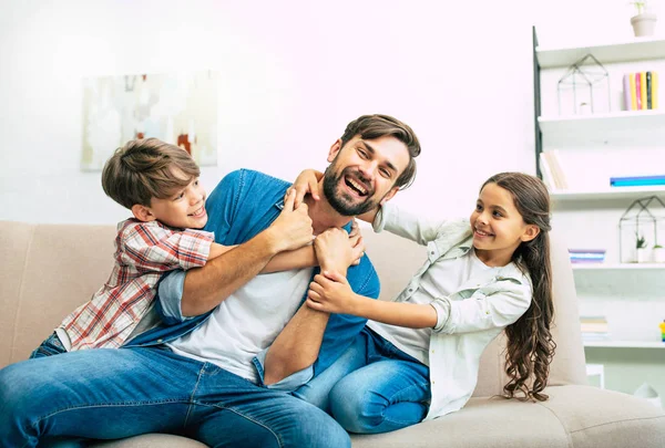 Joven Padre Pasando Tiempo Con Niños Casa — Foto de Stock