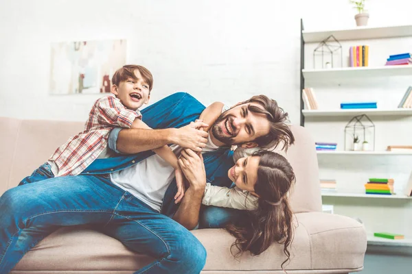 Jovem Pai Passar Tempo Com Crianças Casa — Fotografia de Stock