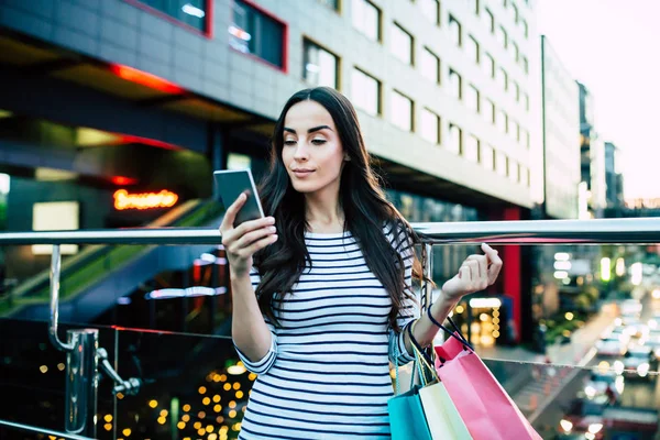 Mujer Joven Caminando Por Calle Ciudad Usando Teléfono Inteligente —  Fotos de Stock