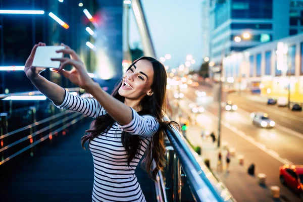 Wanita Muda Mengambil Foto Smartphone Jalan Kota — Stok Foto