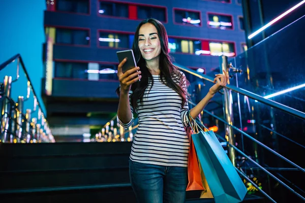 Şehir Caddede Yürüyüş Smartphone Kullanarak Genç Kadın — Stok fotoğraf