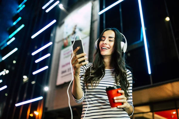 Młoda Kobieta Uśmiechający Się Słuchanie Muzyki Słuchawkach Smartphone — Zdjęcie stockowe