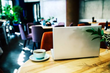 Gümüş laptop ile kahve Cafe ahşap tablo