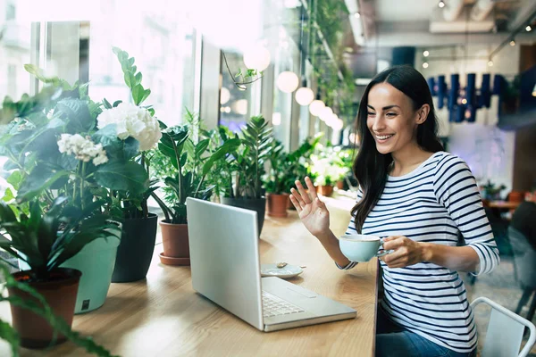 Giovane Donna Che Utilizza Computer Portatile Bere Una Tazza Caffè — Foto Stock