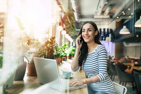 Mujer Joven Que Trabaja Ordenador Portátil Uso Teléfonos Inteligentes Cafetería — Foto de Stock