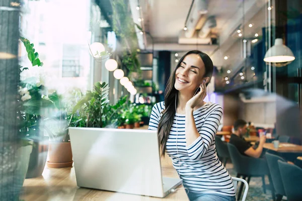 Giovane Donna Che Ascolta Musica Sul Computer Portatile Caffè — Foto Stock