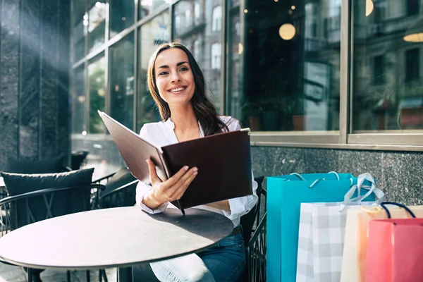 Sokak Kafede Oturan Alışveriş Sonra Menüyü Okuyan Genç Kadın — Stok fotoğraf