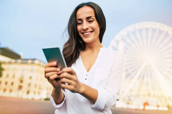 Młoda Kobieta Szczęśliwa Korzystanie Smartfona Placu — Zdjęcie stockowe