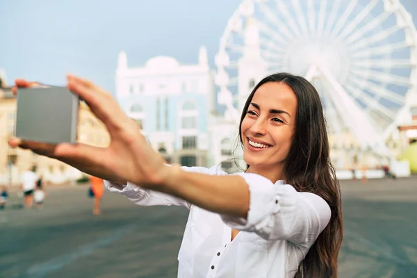 Mujer Feliz Joven Usando Teléfono Inteligente Plaza Ciudad — Foto de Stock