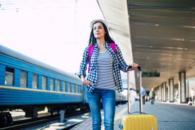 Tren tren istasyonunda bekleyen genç casual kadın