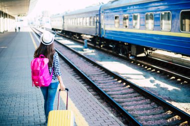 Tren tren istasyonunda bekleyen genç casual kadın