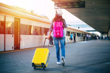 Genç kadın acele Tren Tren İstasyonu 