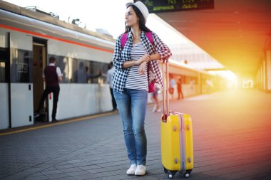 Tren tren istasyonunda bekleyen genç casual kadın