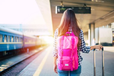 Tren tren istasyonunda bekleyen genç casual kadın