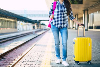 Kadın sarı dil ayakta Tren İstasyonu ile 