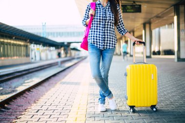 Kadın sarı dil ayakta Tren İstasyonu ile 