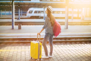 Tren tren istasyonunda bekleyen genç casual kadın