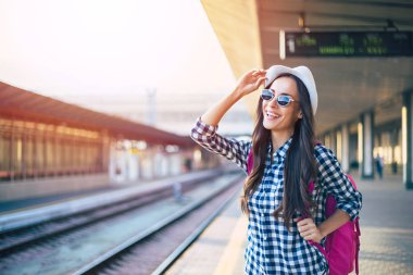 Tren tren istasyonunda bekleyen genç casual kadın