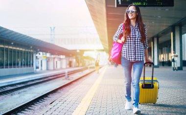 Tren tren istasyonunda bekleyen genç casual kadın