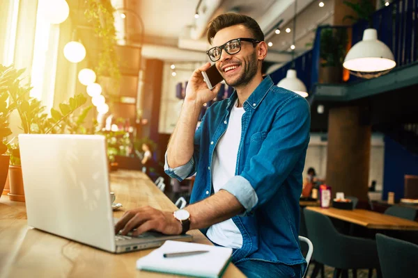 Joven Hablando Por Teléfono Inteligente Mientras Está Sentado Cafetería — Foto de Stock