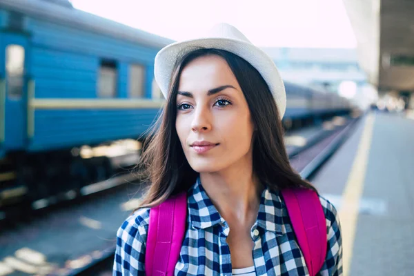 駅で列車を待っている若いカジュアルな女性 — ストック写真