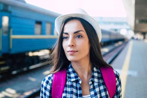 Jovem Mulher Casual Espera Trem Estação Ferroviária — Fotografia de Stock