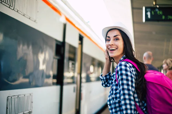 駅で電車の中で若い女性が急いでください — ストック写真