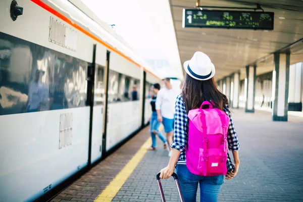 駅で電車の中で若い女性が急いでください — ストック写真