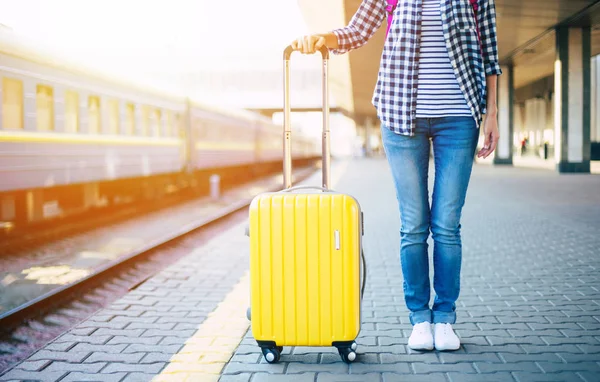 鉄道駅の上に黄色の言語立って女性 — ストック写真