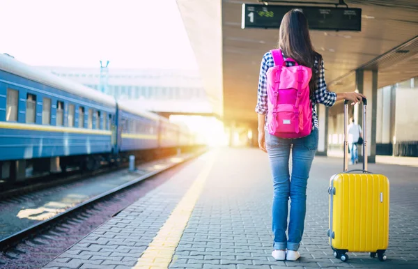 Jovem Mulher Casual Espera Trem Estação Ferroviária — Fotografia de Stock