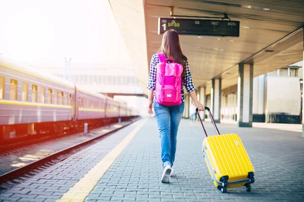 駅で列車を待っている若いカジュアルな女性 — ストック写真