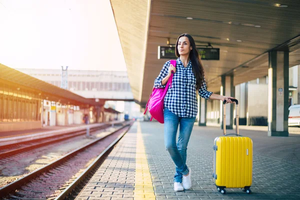 Jovem Mulher Casual Espera Trem Estação Ferroviária — Fotografia de Stock