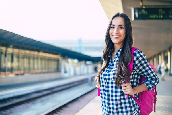 Jonge Casual Vrouw Wachten Voor Trein Treinstation — Stockfoto
