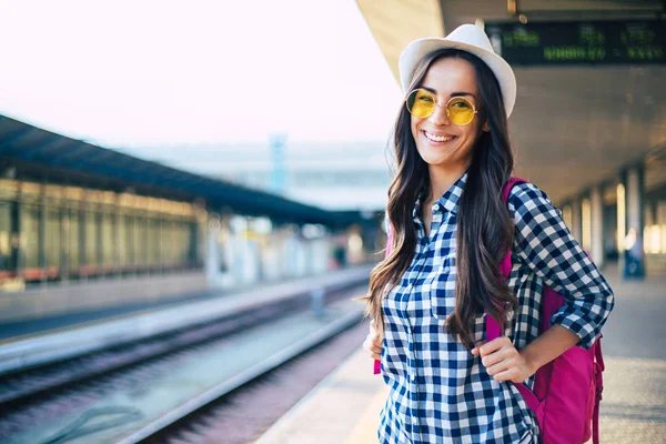 駅で列車を待っている若いカジュアルな女性 — ストック写真