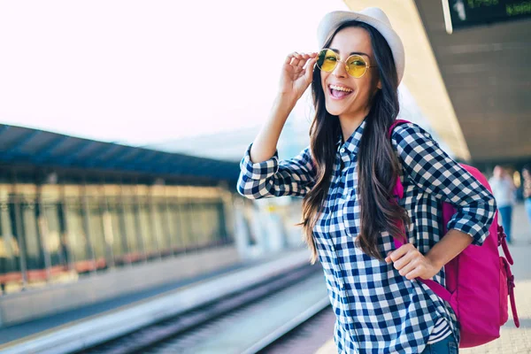 駅で列車を待っている若いカジュアルな女性 — ストック写真