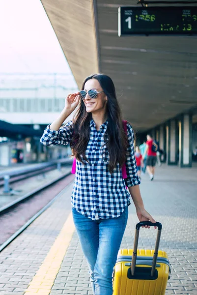 Jovem Mulher Casual Espera Trem Estação Ferroviária — Fotografia de Stock