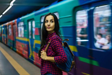 Metro tren bekleyen genç kafkas