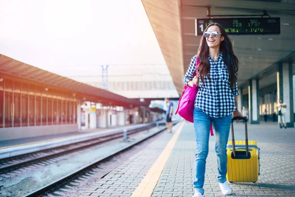 Jovem Mulher Casual Espera Trem Estação Ferroviária — Fotografia de Stock