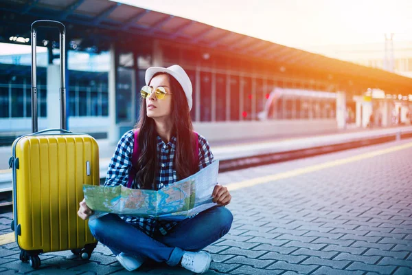 Jovem Mulher Sentada Chão Com Homem Estação — Fotografia de Stock