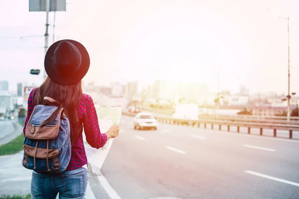 若い幸せな女都市道路でヒッチハイク — ストック写真