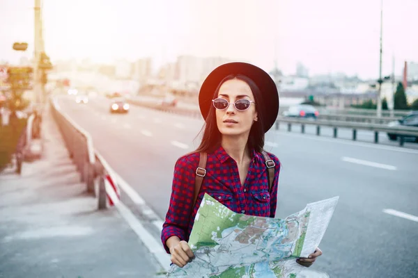 Young Woman Travailing Map Urban City — Stock Photo, Image