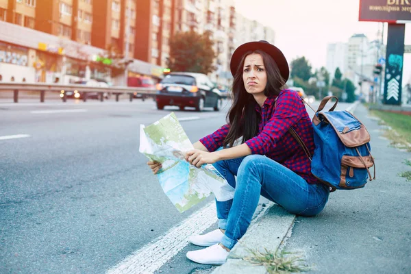 市の車をヒッチ ハイキングしようとしてがっかりして疲れた女性 — ストック写真