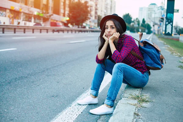 市の車をヒッチ ハイキングしようとしてがっかりして疲れた女性 — ストック写真