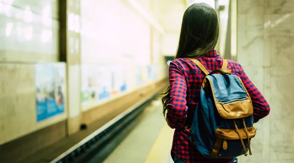 Visão Traseira Jovens Espera Trem Metrô — Fotografia de Stock