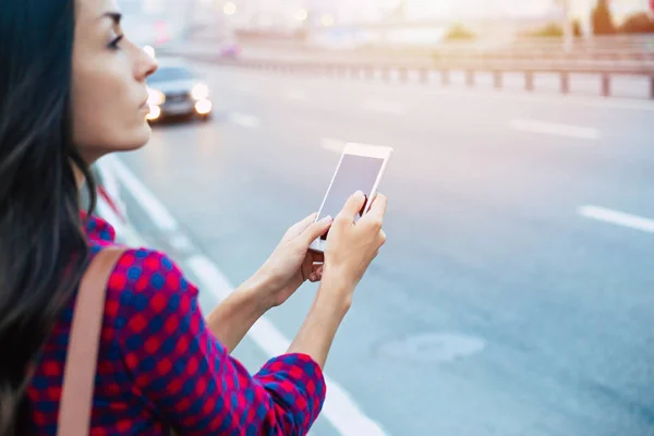Młoda Kobieta Dorywczo Korzystanie Smartfona Miejskie Drogi Stronie — Zdjęcie stockowe