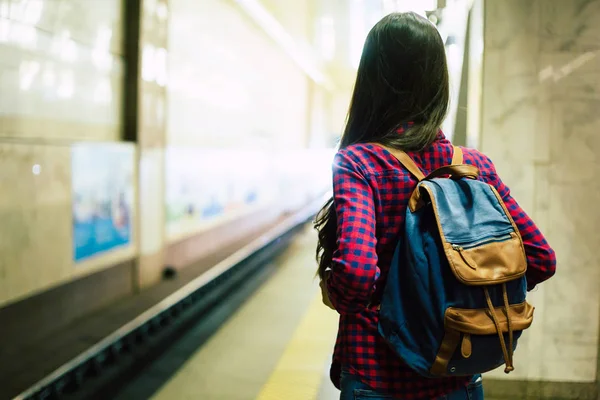 Visão Traseira Jovens Espera Trem Metrô — Fotografia de Stock